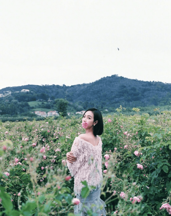 毛衣 三四十岁的女人，早春建议多穿“毛衣+裙子”，让你越来越年轻