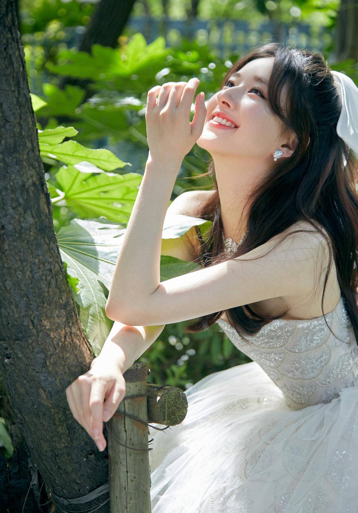 赵露思 赵露思生图与精修无差别,穿白色纱裙又甜又美,实力演绎在逃公主