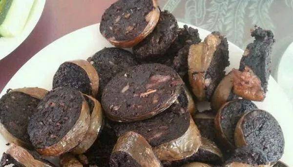 羊血香肠最近,我经常刷视频,有时我刷"裹腹肉"和"羊血肠",这是新疆