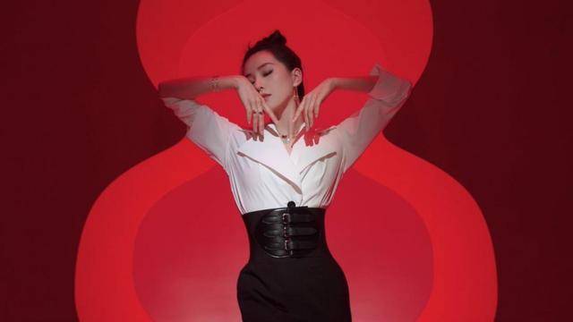 塑造出 刘诗诗风格大变不敢认!皮裙+烟熏妆化身“腹黑女”,气场更是全开