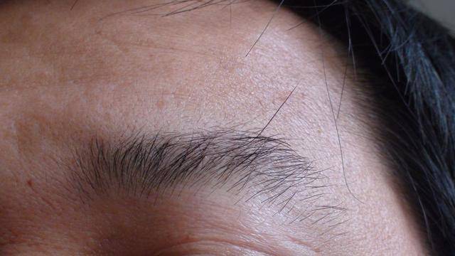 男人50岁以后眉毛变长？意味着什么呢?医生建议:早了解或有益