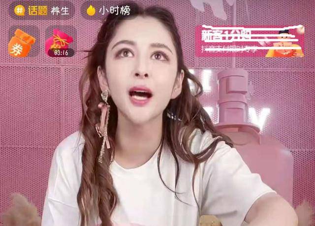 下巴李心艾近照变化大,下巴突兀眼睛圆大