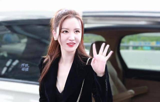 張萌|張萌穿黑色短裙露出纖細美腿，自曝一周瘦5斤，曬出減肥食譜