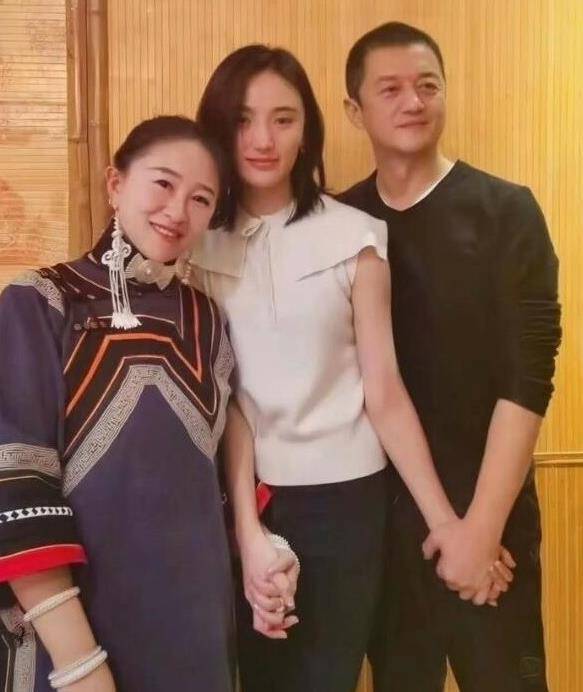 李亚鹏的妻子庆祝32岁生日,自拍照气质很像王菲,风格变化大_哈金_生活