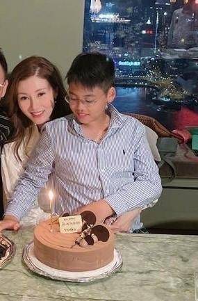 李嘉欣 李嘉欣晒一家三口合照！与老公贴身依偎显恩爱，10岁儿子长相成熟