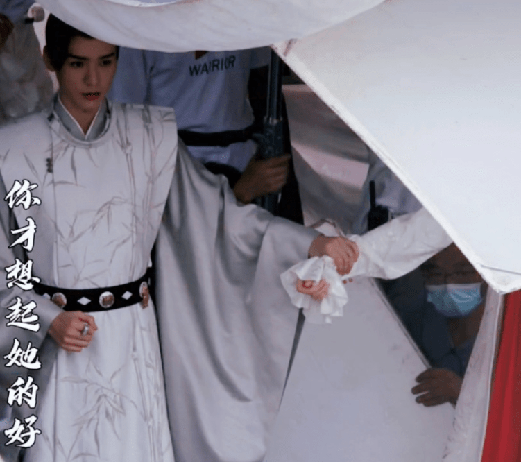 龚俊|韩烨任安乐片场牵手,哪知龚俊仪态成焦点,男星的自律性好强??