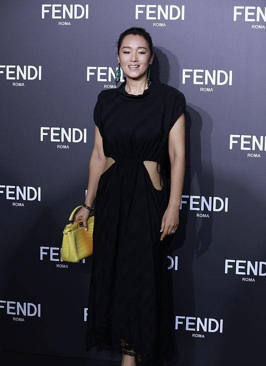 身材 巩俐私下打扮像素人，没有礼服衬身材，穿身黑和舞台上挺不一样