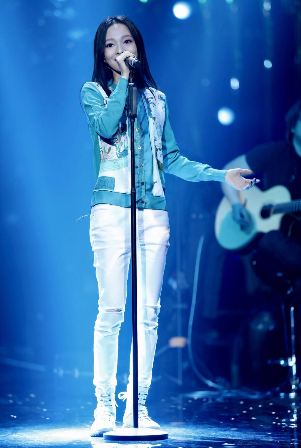 张韶涵现身机场穿拼接条纹卫衣配破洞牛仔裤双腿纤细抢镜