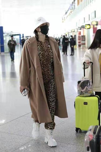身材 钟丽缇一家机场现身，潮装出行个性十足，妻子穿豹纹比丈夫宽一半