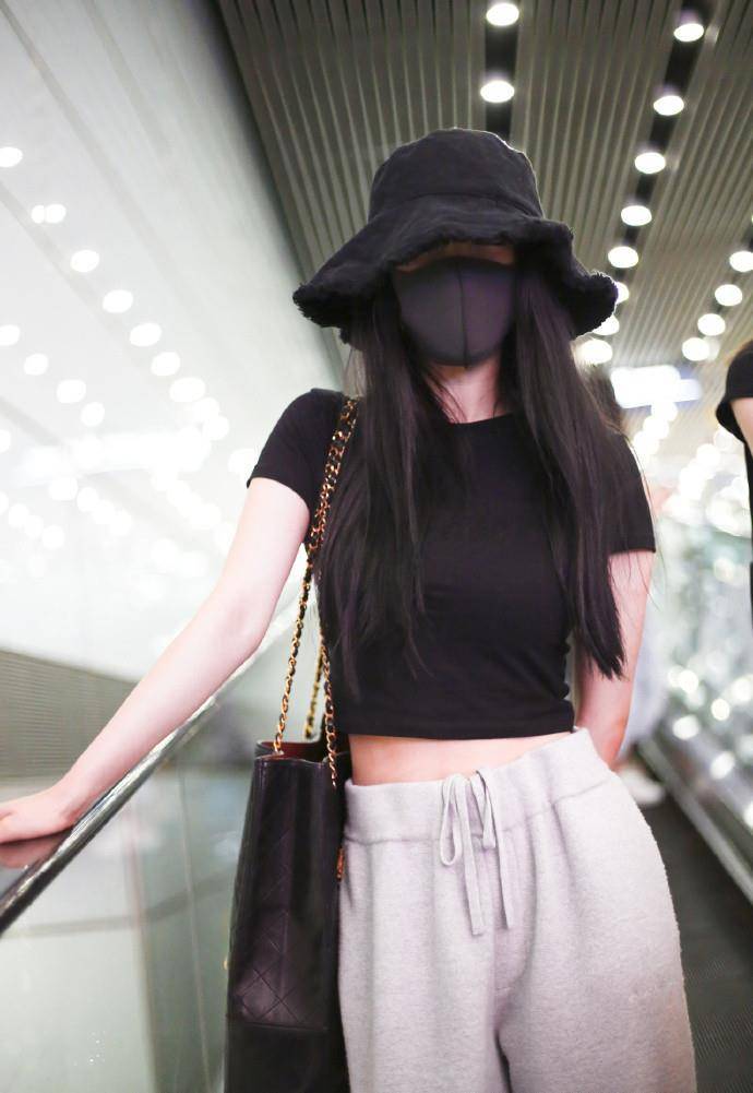 身材 杨幂低调露面，166cm穿S码长裤尽显23岁身材，“蚂蚁腰”美得真实