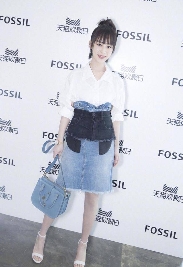 个性 穿刺绣毛衣有活力，搭配皮裤有个性，迎接春天的样子真美