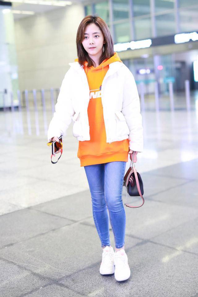 原创谭松韵复工现机场穿一次性雨衣浑身包裹严实造型时尚又安全