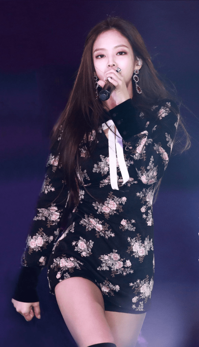 显得 化身“夏日甜心”，穿波点裙甜出新高度，粉丝大呼恋爱了