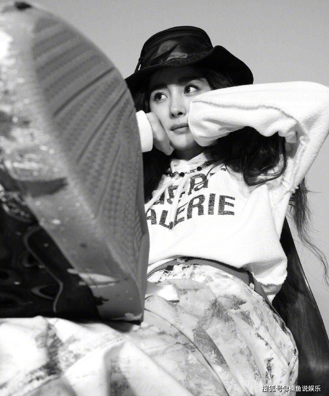 真抢镜 35岁杨幂又拍写真了，小蛮腰大长腿真抢镜，头戴皮草似女海盗