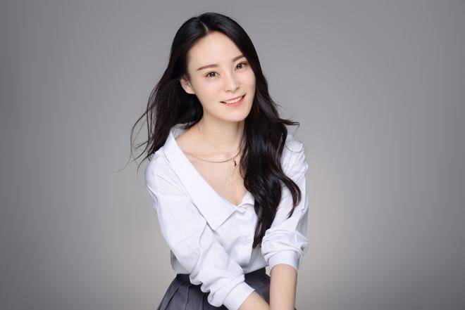 温依轩写真曝光 靓发披肩气质优雅迷人_孙雯_铁拳_女孩