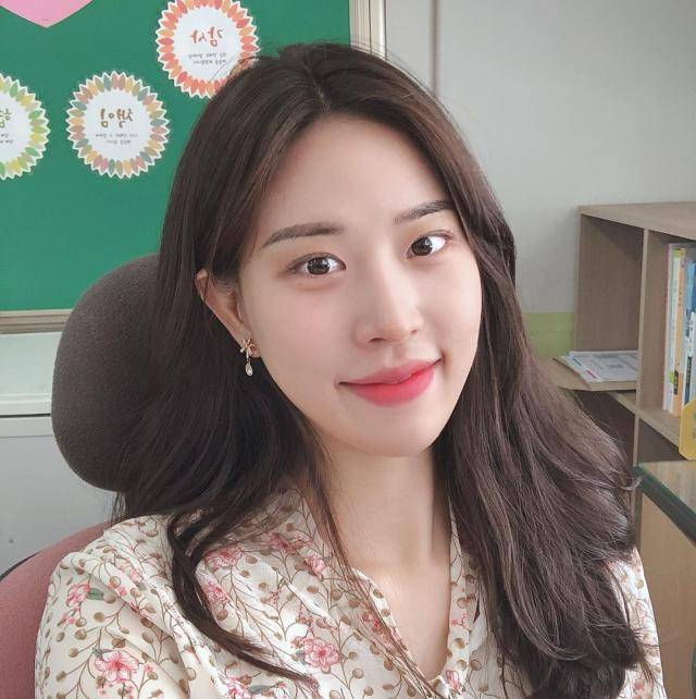 原创26岁的美女老师用运动保持身材知识女性的儒雅与青春活力相结合