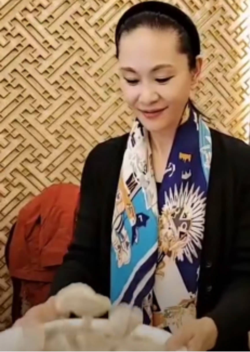 状态于文华晒自拍戴假发？美颜后脸上没皱纹，但真实状态快六十岁了！