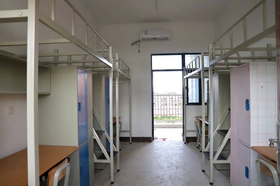 广东大学宿舍曝光!14人间?没空调?你最希望入住哪一间?