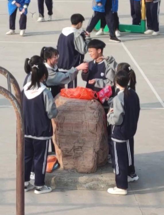 同学|体育课上,5位女生围着1名男生有说有笑,旁边4名男生羡慕不已