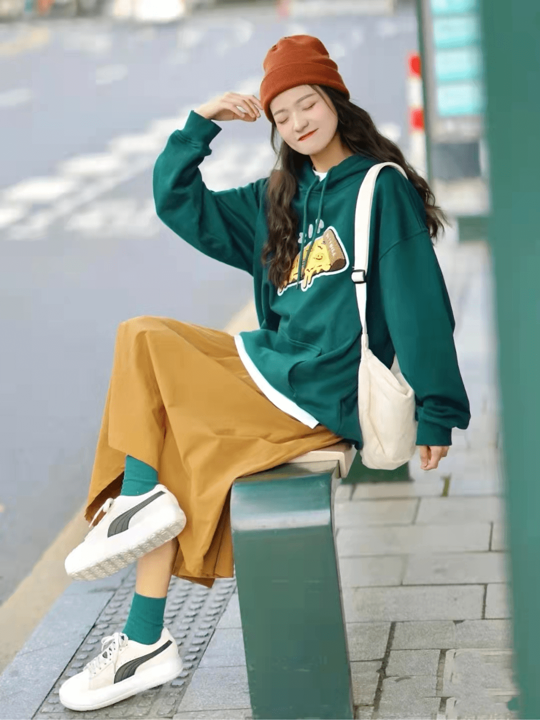 整体 卫衣+裙子的10种搭配,时髦又减龄