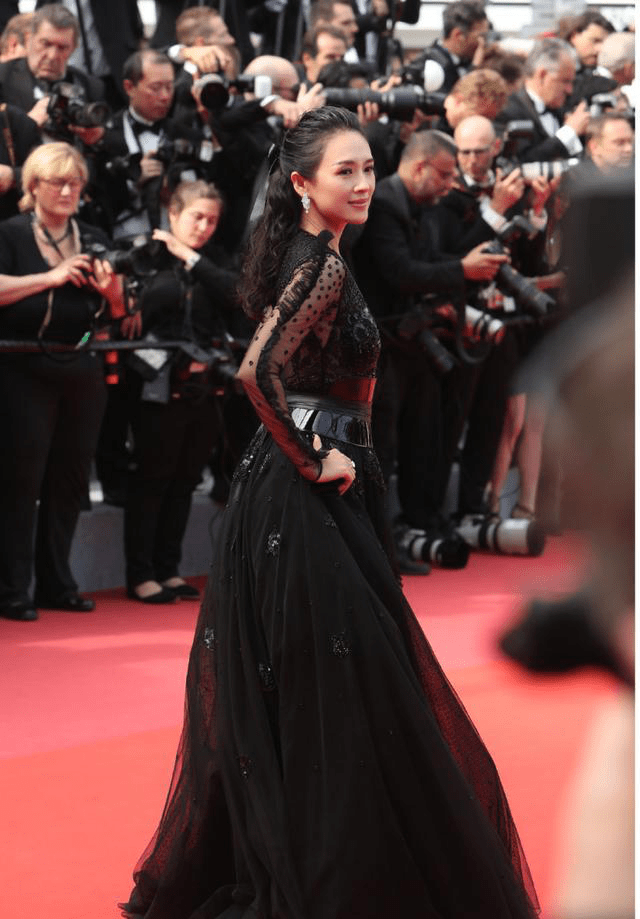 的优点 绿色西装让人眼前一亮,清新风格超好看,愧为“国际章”