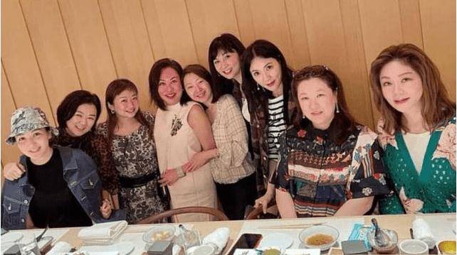 郭晶晶 43岁伏明霞与8位阔太聚会，素颜五官穿印花衬衫裙，富态不失贵气