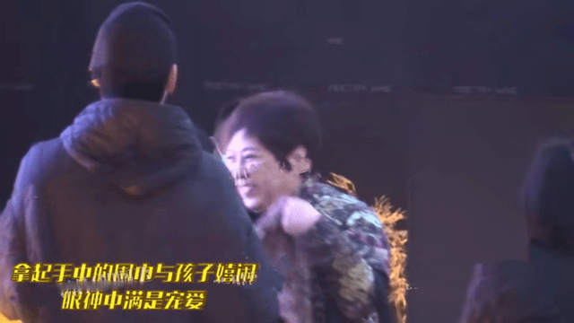 向太 向太怎么突然胖成这样！穿花袄化浓妆一看就强势，郭碧婷偷亲向佐