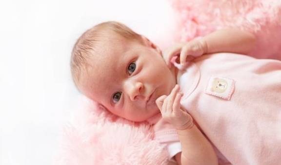 新生儿护理：宝宝身体这些部位脏一点没关系，清洁过度反而不好
