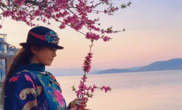 杨丽萍在洱海服侍老母亲带鸟聚餐惹争议十几年不摘帽子