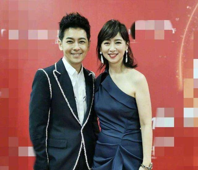 演艺事业52岁美魔女年过半百仍宛若少女一家三口大排档庆祝结婚纪念日