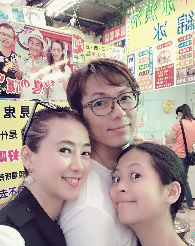 演艺事业52岁美魔女年过半百仍宛若少女一家三口大排档庆祝结婚纪念日