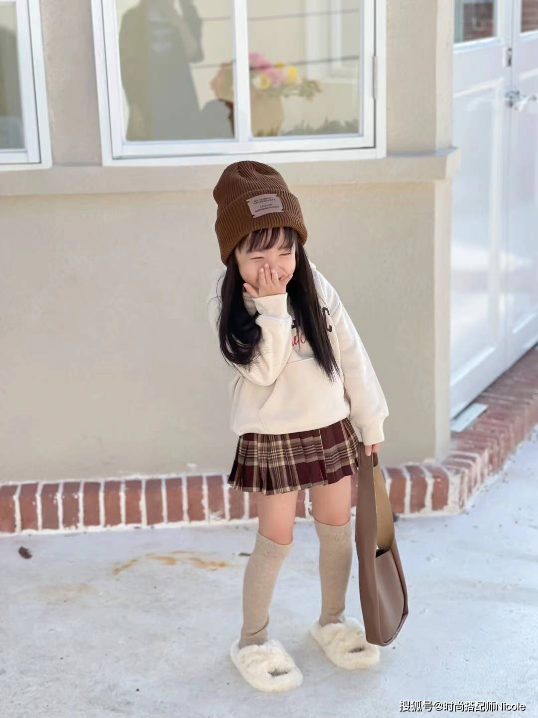 卫衣 我被这个小女孩迷住了!4岁穿搭抢镜,每套穿搭都值得借鉴