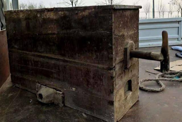 大部分地方叫风箱,我小时候还曾和它"合作"过,那时候家里盘的是砖炉子