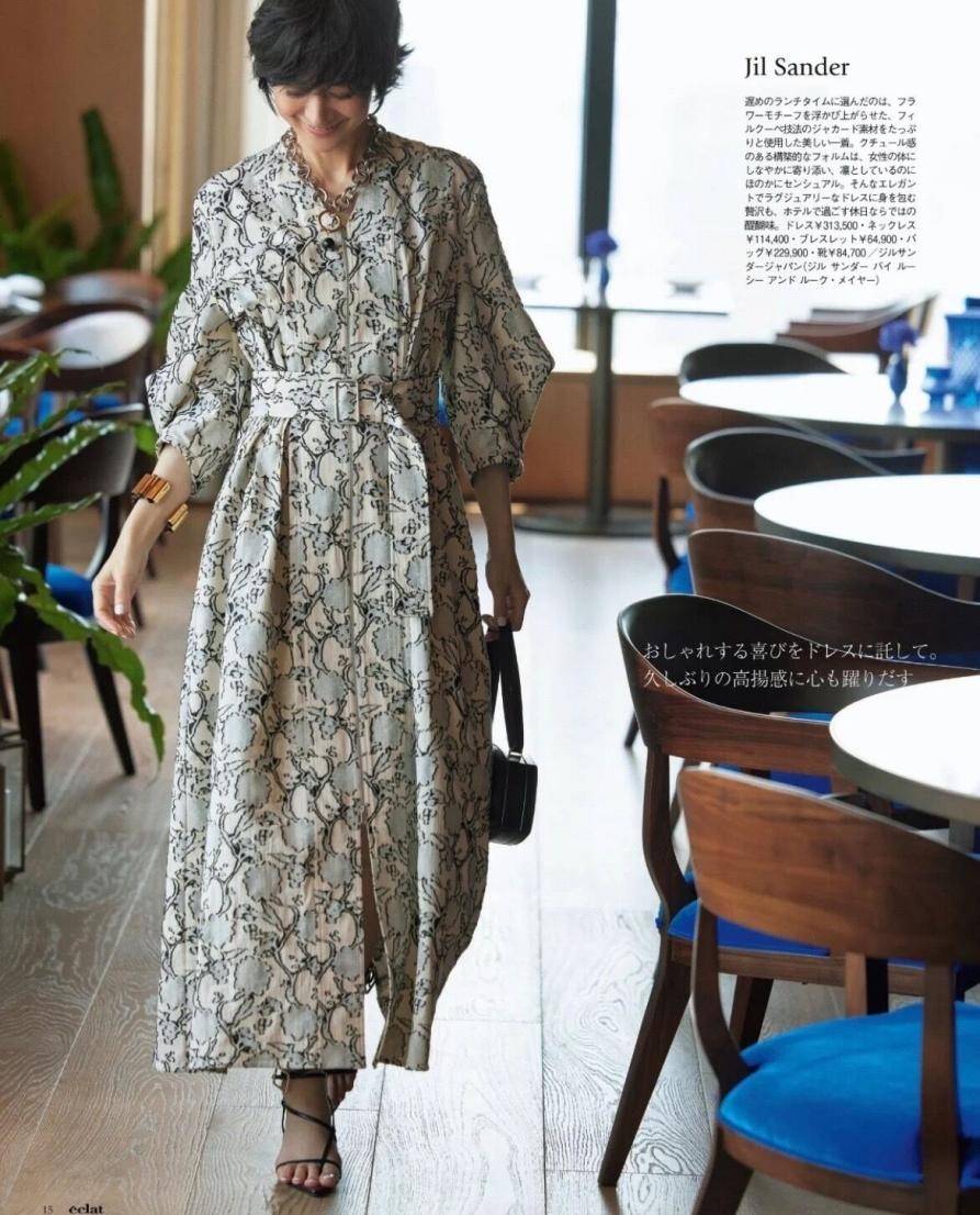 左图 40岁以后的女人,选印花裙要懂得“6不穿”,远离土气和廉价