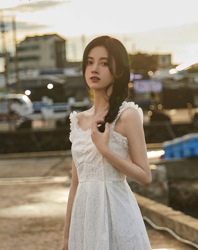 仙女 166cm李艺彤和159cm鞠婧祎,同是白色吊带裙,不是腿长就能赢!