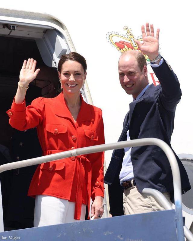 女士 威廉夫妇抵达牙买加，40岁凯特穿黄色连衣裙，身旁女士忍不住偷瞄