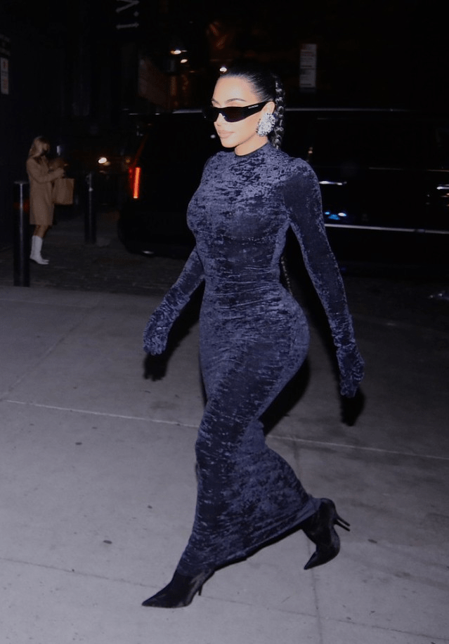 设计 金·卡戴珊穿一字肩裙秀身材，戴金色“锁链”真高调，看着挺富贵