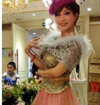 爱美她63岁比刘晓庆还爱美，30年不吃晚饭，癌症进手术室还要化妆
