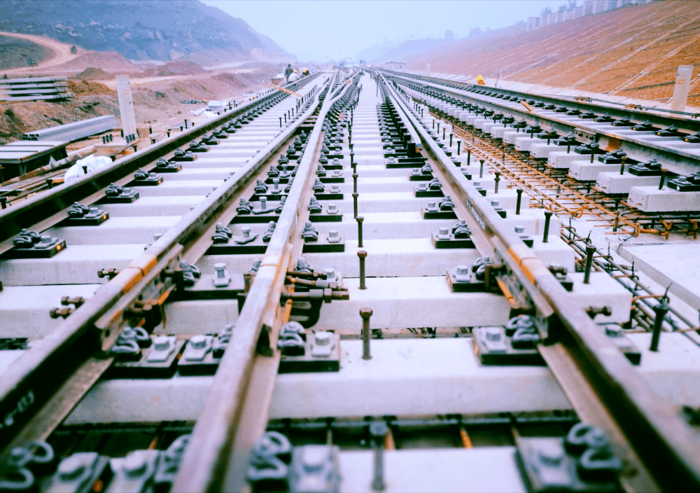 火车在行驶过程中为什么要往轨道上喷撒沙子看完才知道重要性