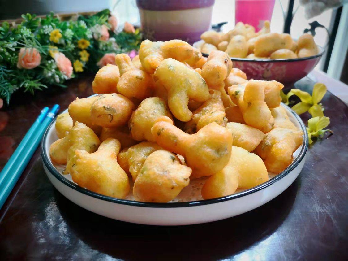 做法|这款早餐,手不沾面,5分钟出一锅,比油条还好吃,放十天不坏!