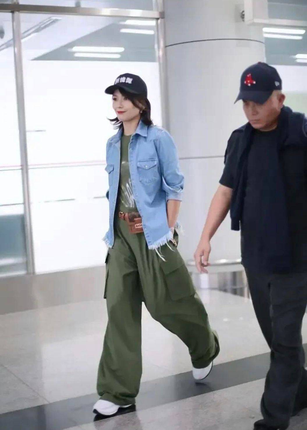 亮点 刘涛两口子走机场，穿连体裤配棒球帽好时髦，拎个“轮胎”更抢镜