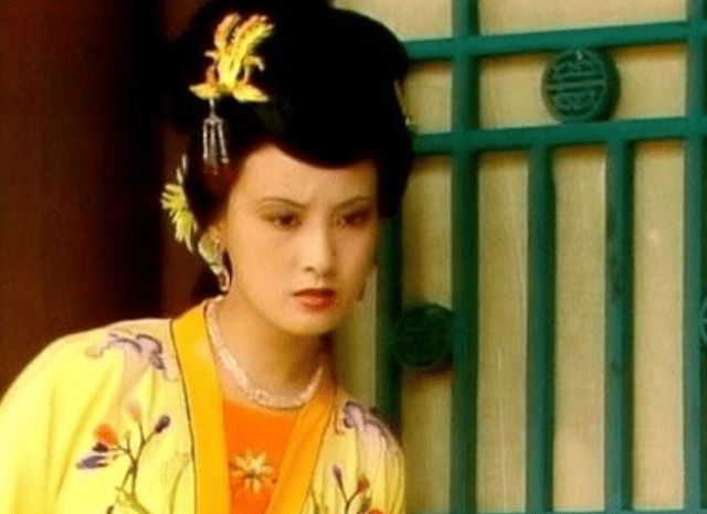 情节|烂梗配烂剧！女主遇男主必倒霉，摔倒必亲吻，女扮男装不能忍！！