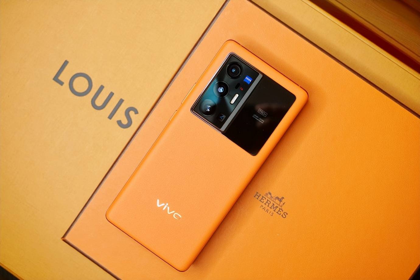 第一,自x50系列带来了云阶设计与橙色素皮后,这些设计id已连续三代