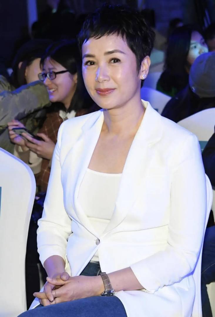 51岁蒋丽雯秀短发搭配白色西装干练迷人人美演技好
