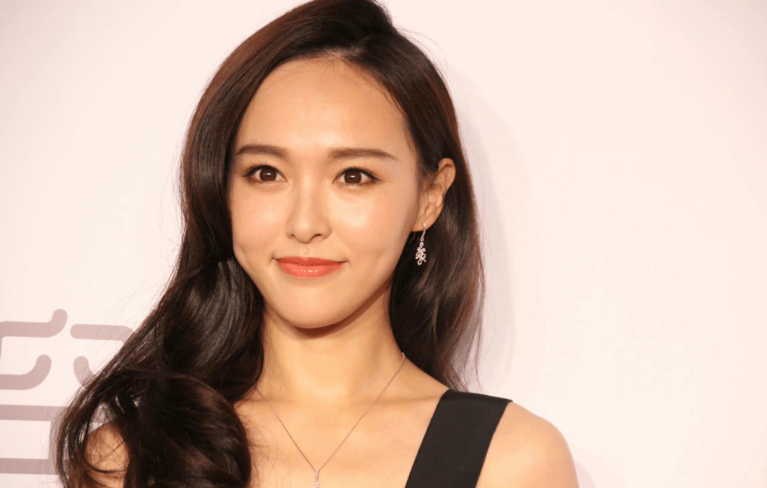 发际线岌岌可危的明星:唐嫣杨幂脑门光秃,鞠婧祎王一博阴影粉遮?