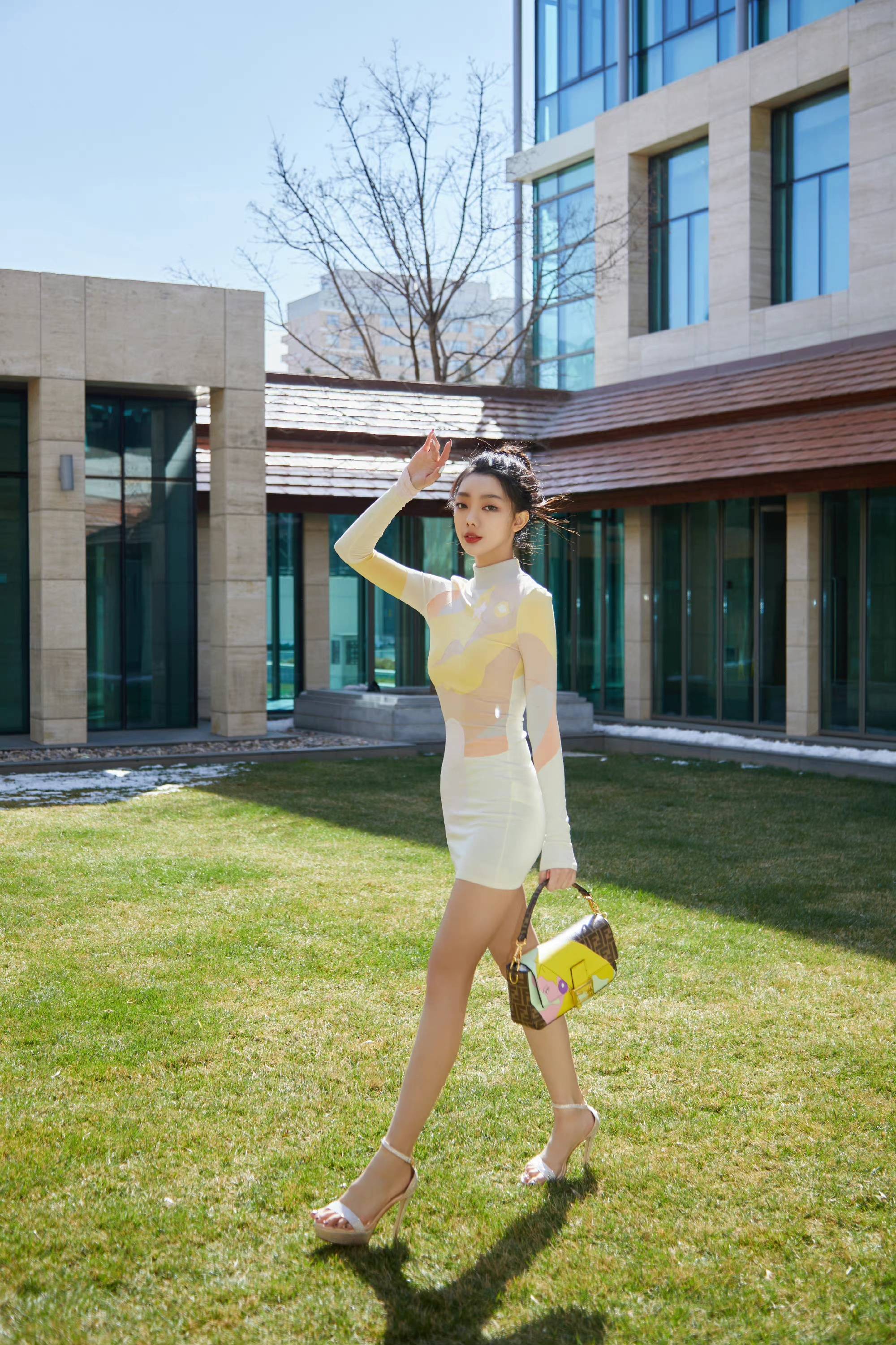 李紫婷包身短裙寒春氛围大片