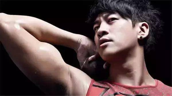 发型盘点十大泡面头男星,第一名最帅毋庸置疑,小李飞刀焦恩俊最适合