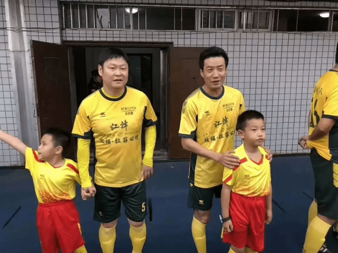 前国脚邹侑根和马明宇,魏群同框亮相,录制歌曲《真心英雄》为中国足球