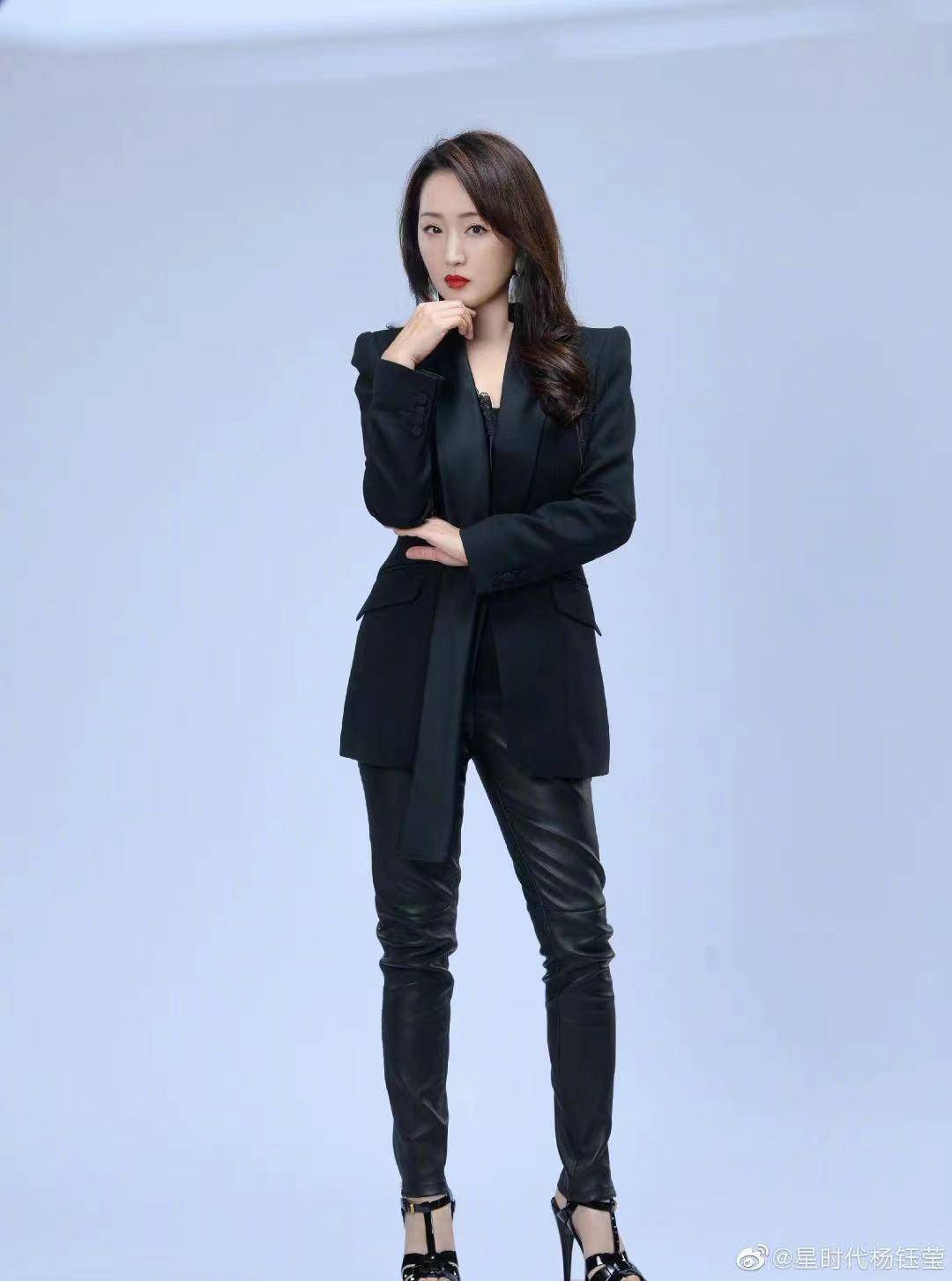 高跟鞋 杨钰莹为什么50岁了还这么美，她的穿搭真的非常值得我们借鉴