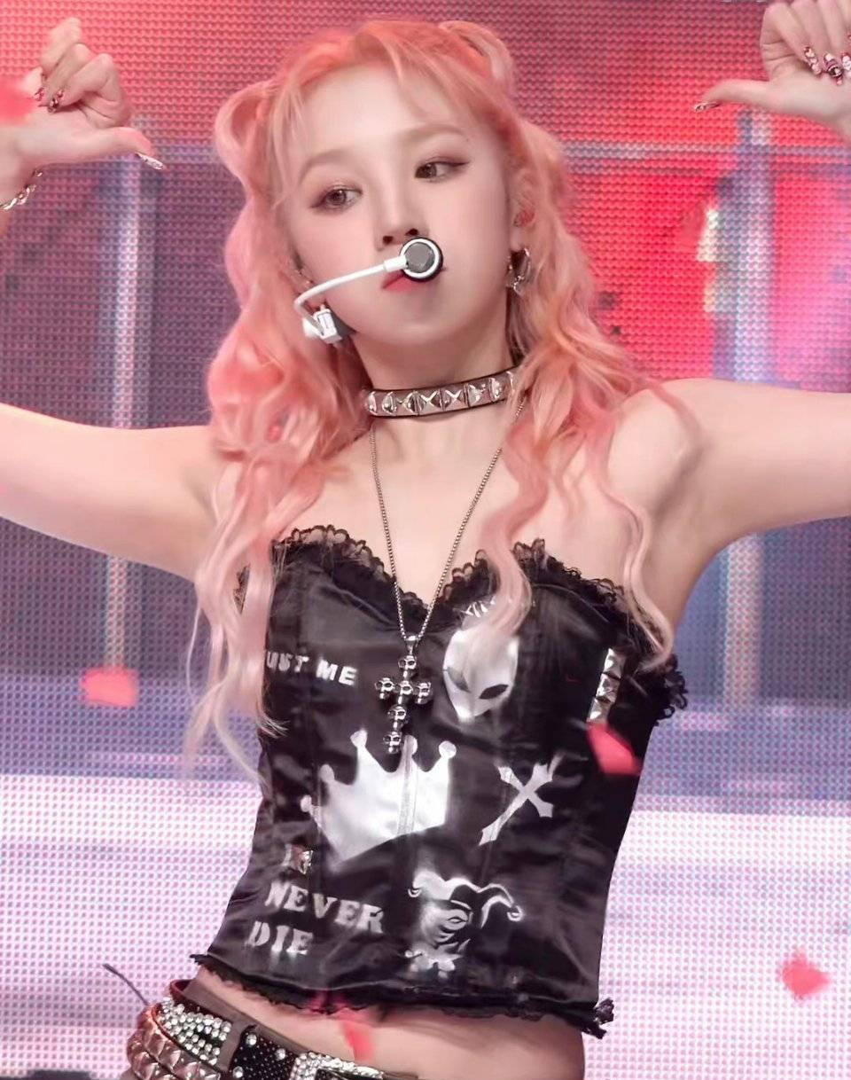 宋雨琦舞台直拍释出身材窈窕粉色长卷发甜美可爱